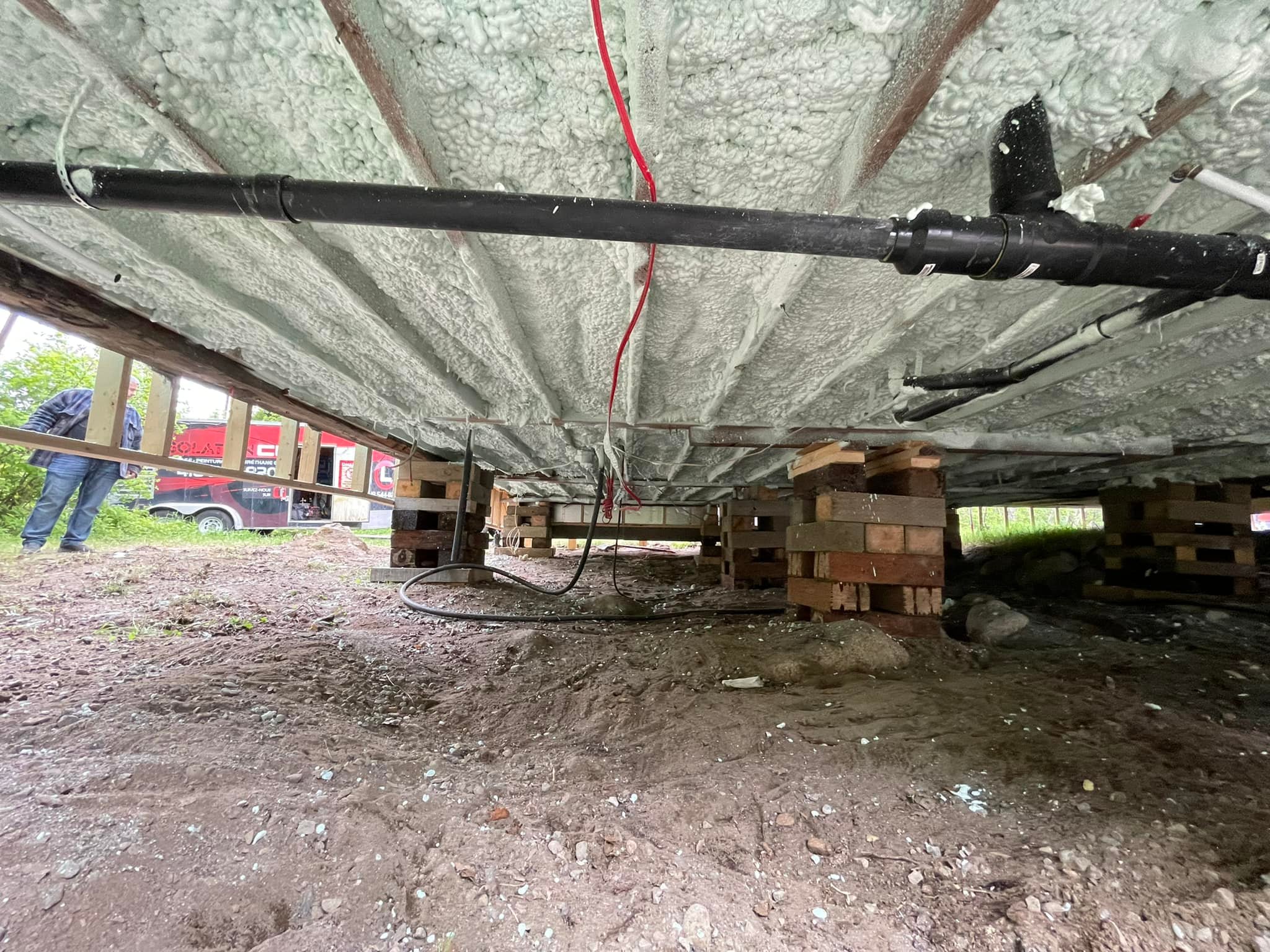 Pose de laine minérale pour isolation de plafond dans une maison  à Dolbeau-Mistassini