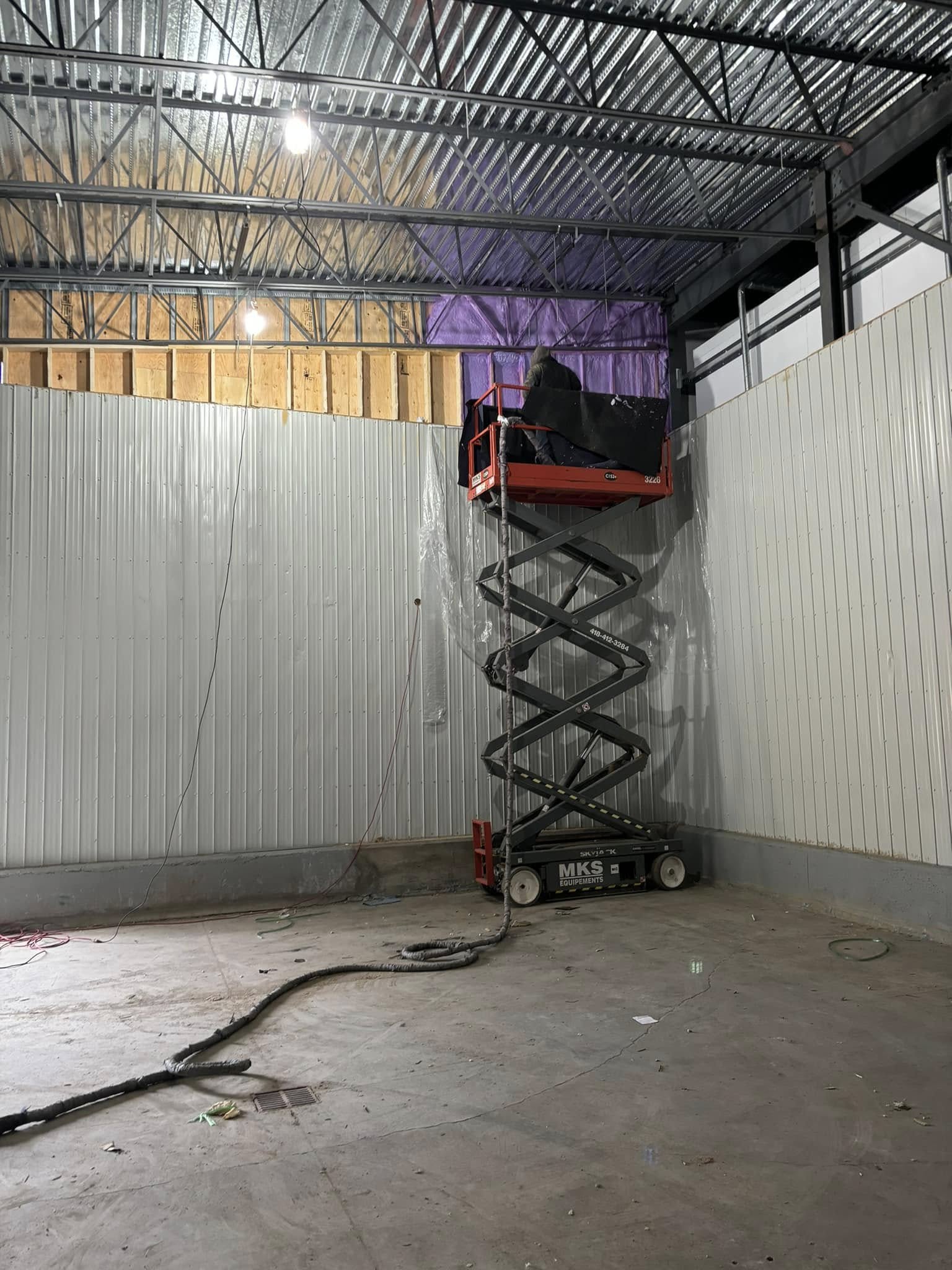 Installation d’isolant en fibre de verre dans des murs de charpente  à Roberval