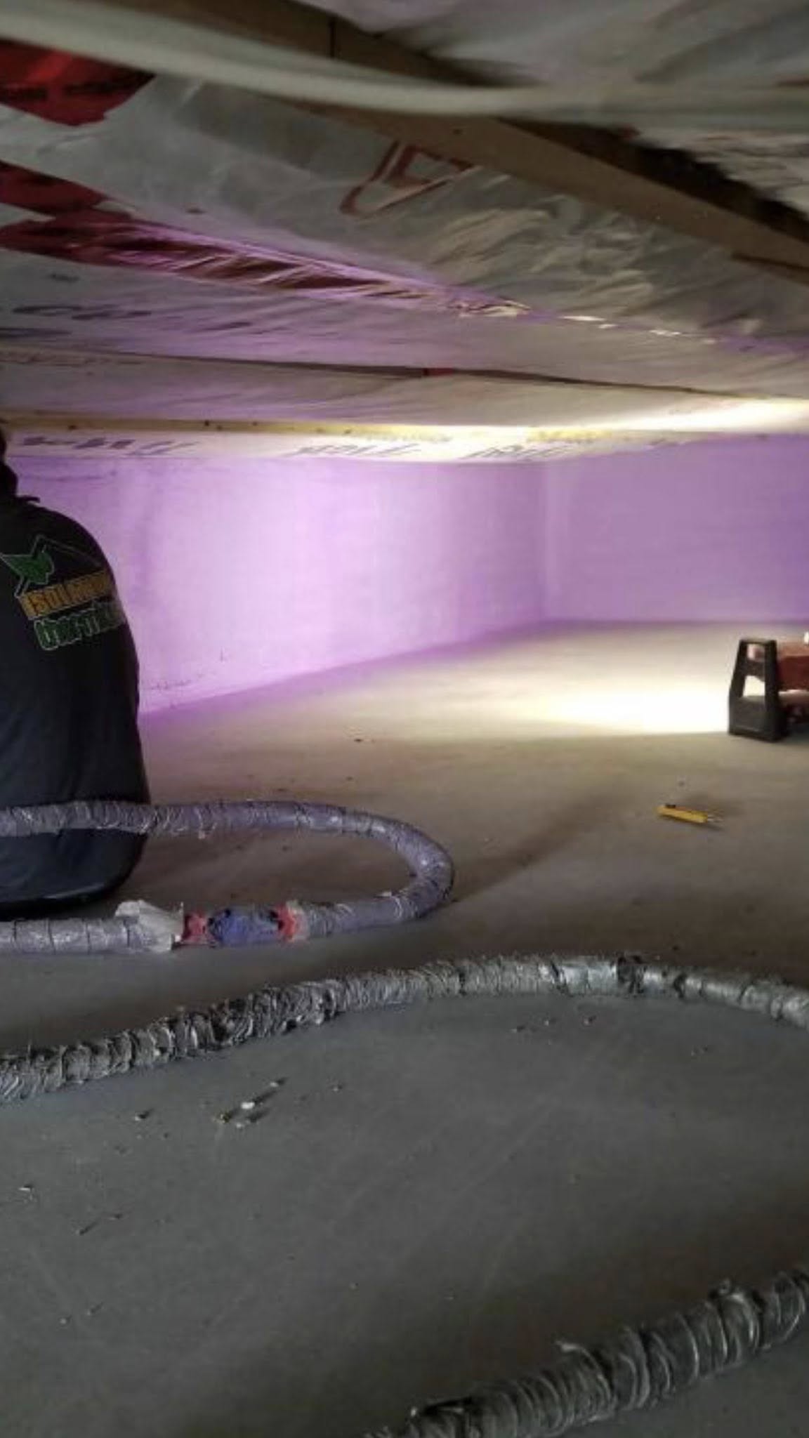 Travaux d’isolation à la mousse uréthane sur murs et plafond d’un bâtiment  à Roberval