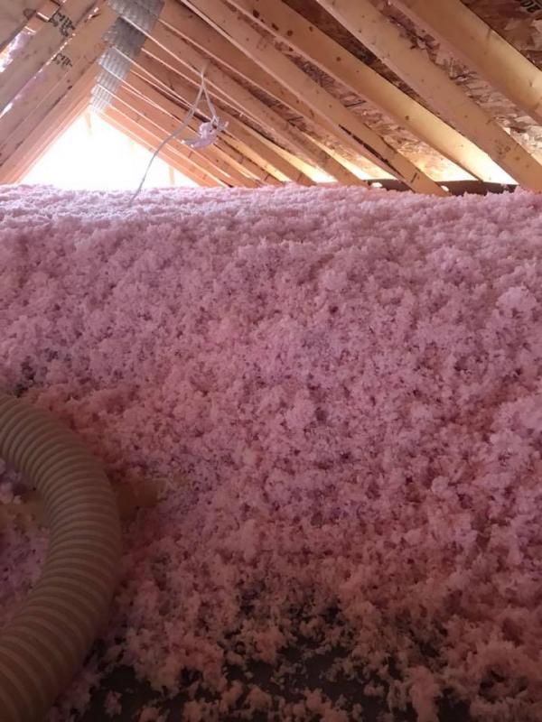 Isolation complète de plafond avec laine soufflée dans une construction résidentielle  à Roberval