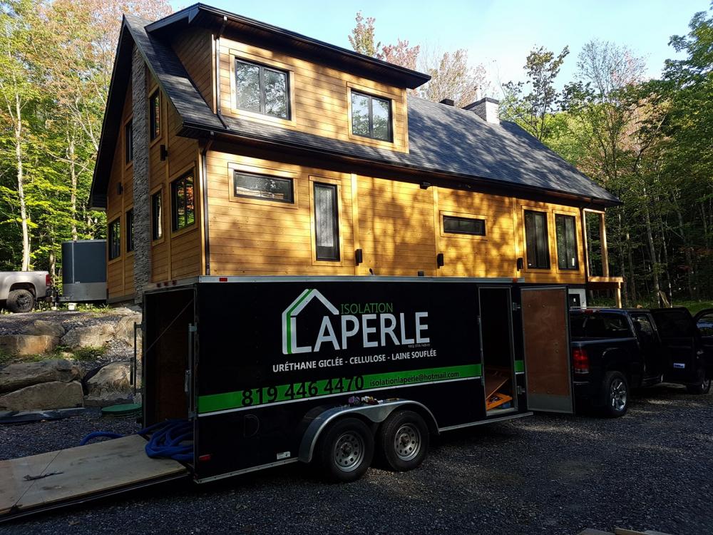 Pose de laine minérale pour isolation de plafond dans une maison à Sutton