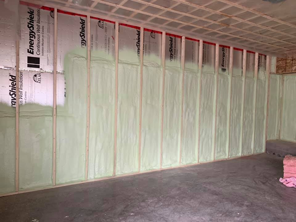 Isolation extérieure avec panneaux isolants rigides sur une maison à Sutton