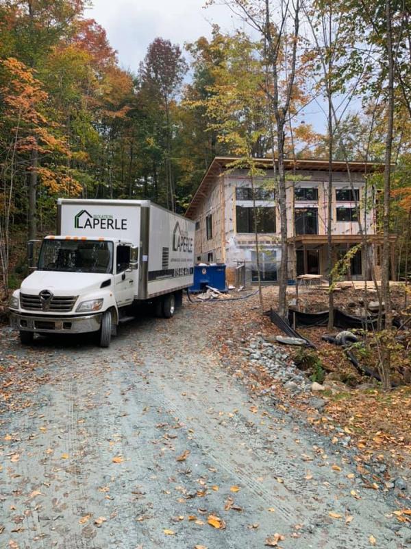 Isolation complète de plafond avec laine soufflée dans une construction résidentielle à Sutton
