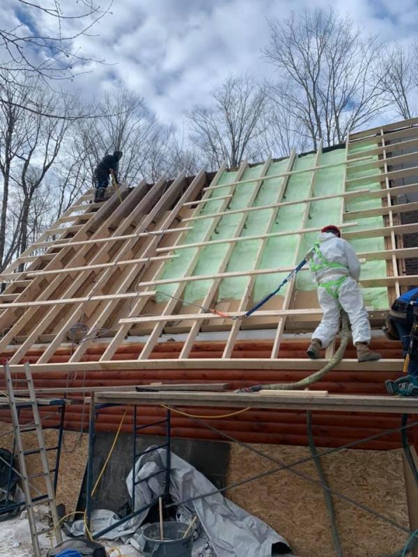 Travaux d’isolation à la mousse uréthane sur murs et plafond d’un bâtiment dans les Cantons-de-l’Est