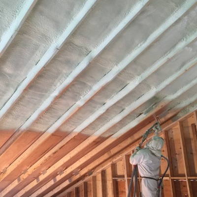 Pose de laine minérale pour isolation de plafond dans une maison sur la Côte-de-Beaupré