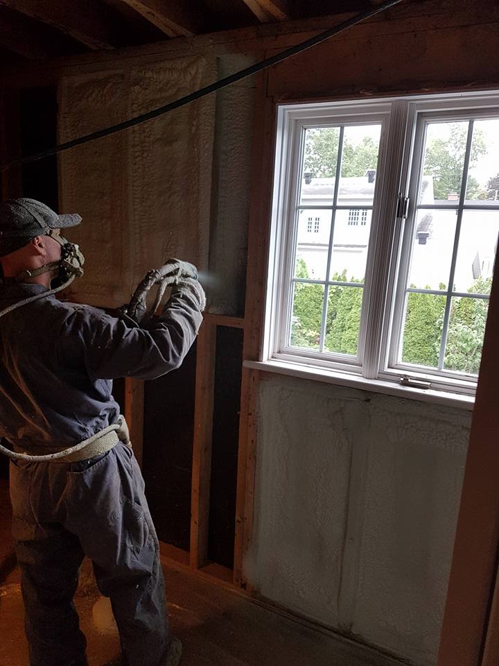 Isolation extérieure avec panneaux isolants rigides sur une maison sur la Côte-de-Beaupré